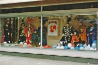 1990 Onze Haone etalage bij Vroom en Dreesmann